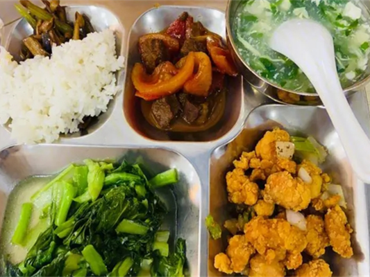 重慶公司食堂外包的飯菜滿足大多數(shù)人的口味